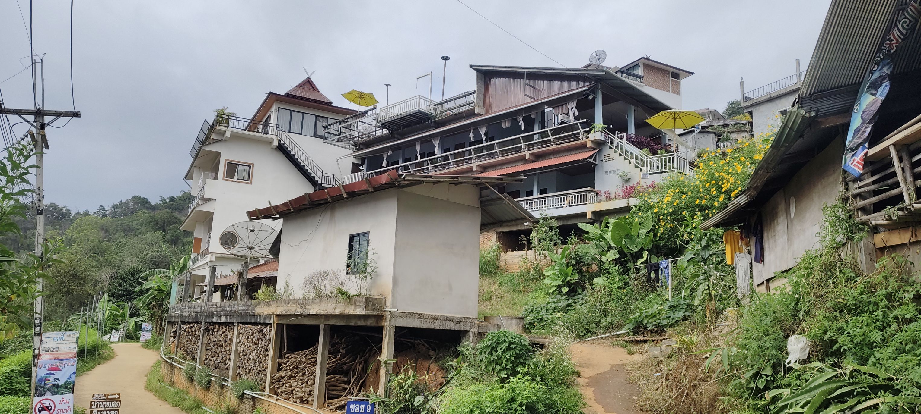 วิวหมู่บ้านผาฮี้และผาฮี้ฟาร์มสเตย์